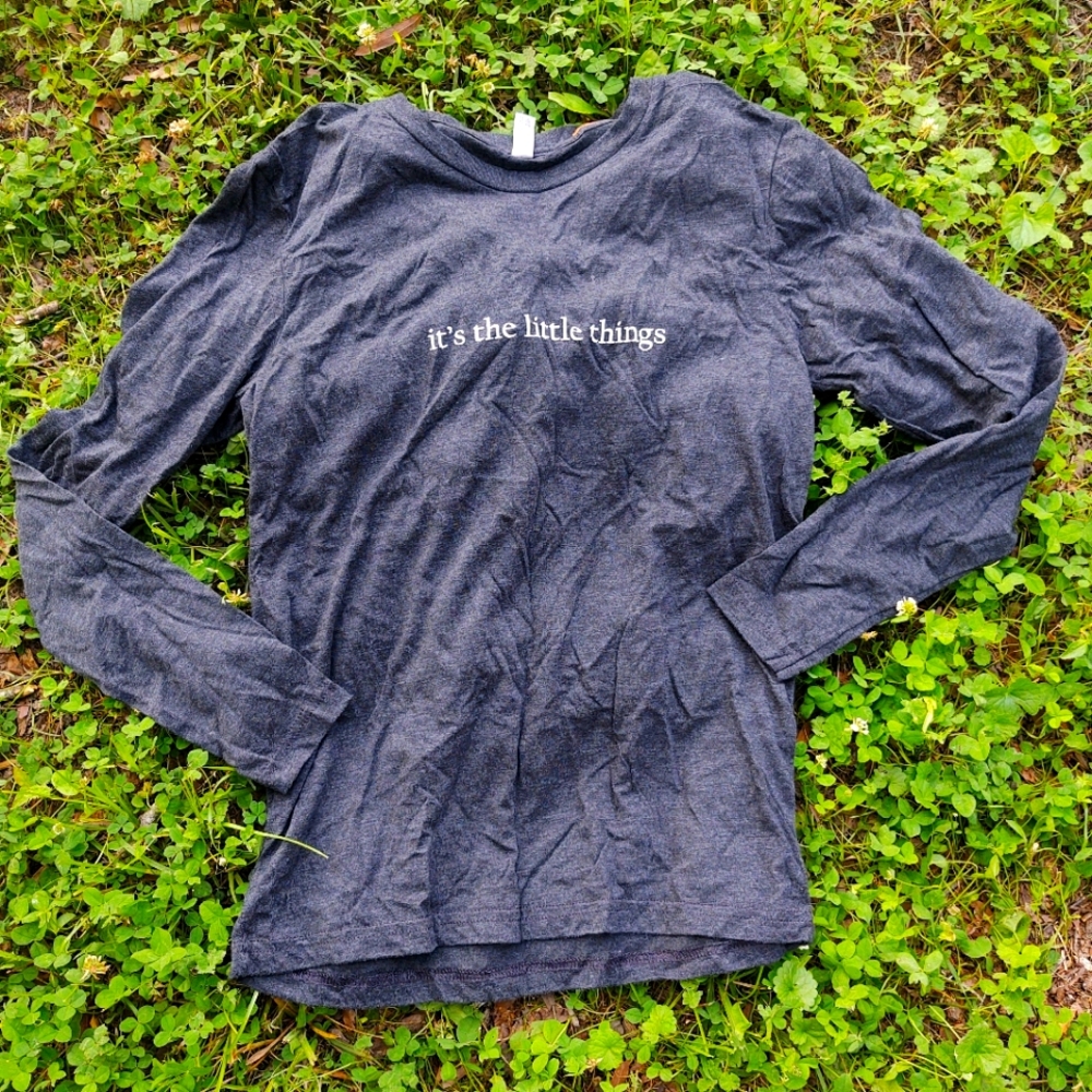 Women's graphic tee small